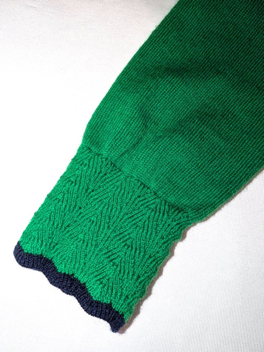 Boden | Merino Wool Scallop Trim V-Neck Sweater in Green | Size Small - Picture 7 of 11
